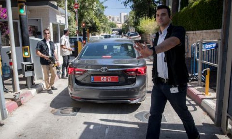 חוקרים בכניסתם למעון ראש הממשלה [צילום: יונתן זינדל/פלאש 90]