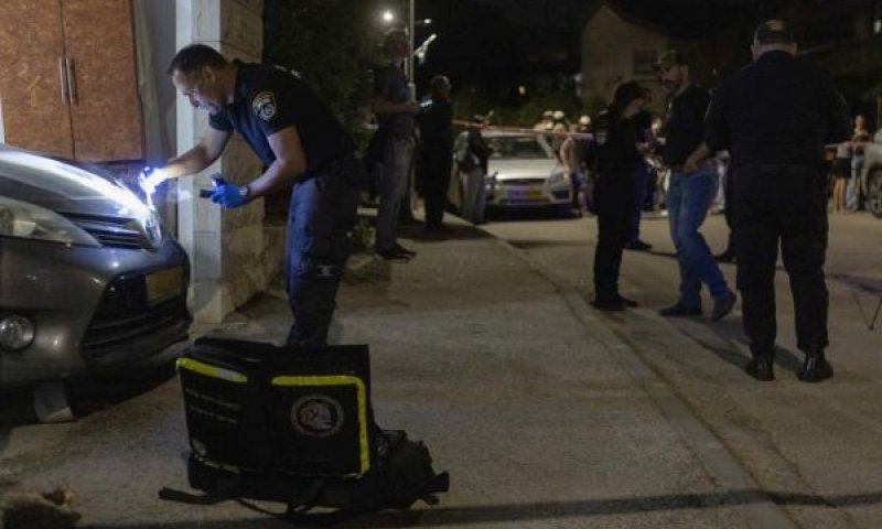 שוטר בזירת הפוגרום בבית השופט [צילום: חיים גולדברג/פלאש 90]