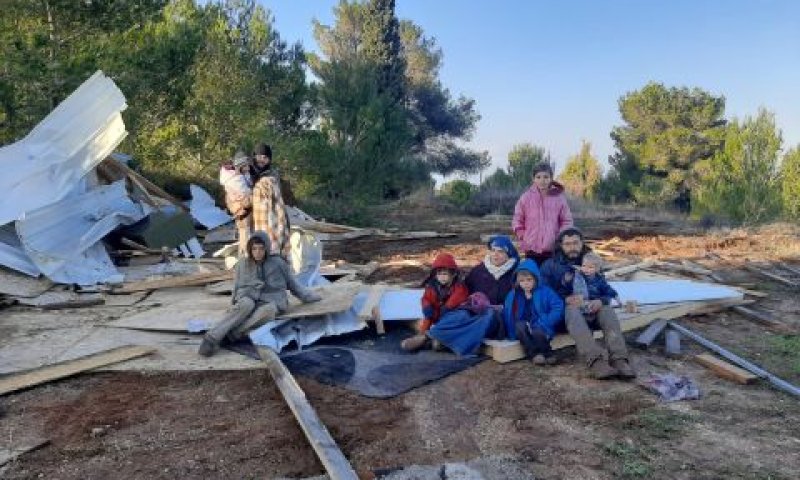 משפחה על הריסות אחת הבתים [צילום: ישיבת חומש]