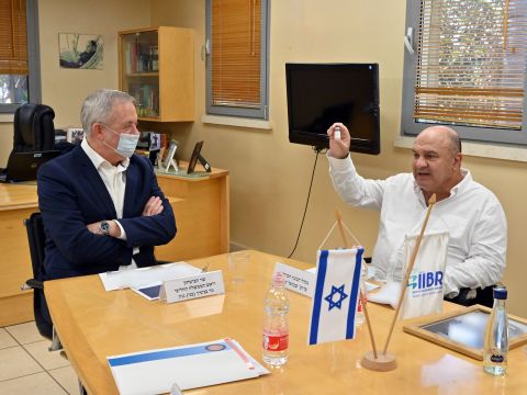 בני גנץ ושמואל שפירא במכון הביולוגי [צילום: אריאל חרמוני]