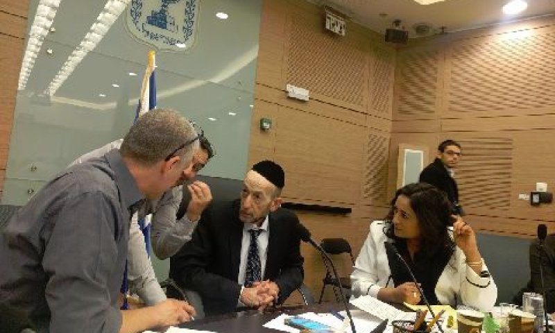 מקלב בדיון עם החברים [צילום: דוברות הכנסת]