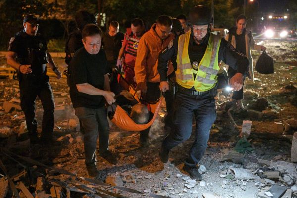 גופות חולצו מבניינים שנפגעו [צילום: AP/Danylo Antoniuk]