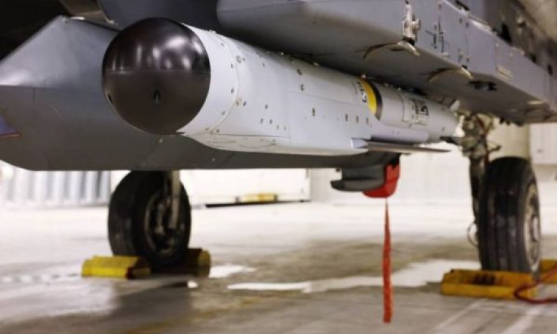 פצצות מסוג GBU-53/B מותקנות על מטוסי F-15E אמריקניים [צילום: טורביורן קיוסבולד, הכוחות המזוינים הנורבגיים]