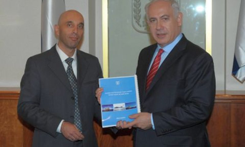 יו"ר הוועדה שאול צמח מגיש את הדוח הסופי לרה"מ נתניהו [צילום: פלאש 90]