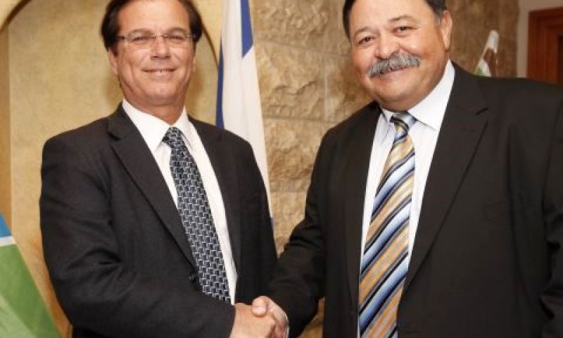 אפללו ושטנצלר. לוחצים ידיים [צילום: פלאש 90]