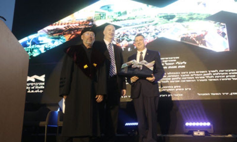 יולי אדלשטיין מקבל את אות המנהיגות של אוניברסיטת חיפה ממולי אדן, יו"ר הוועד המנהל ואיש העסקים נתן חץ [צילום: אוניברסיטת חיפה]