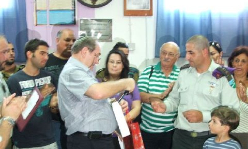 פרופ' טלר מעניק מגן למח"ט היוצא [צילום: מרכז אקדמי כרמל]