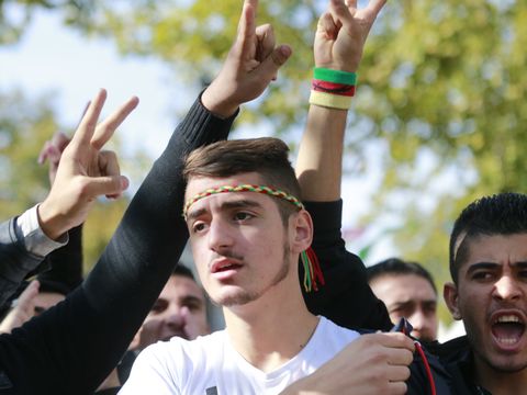 מפגינים כורדים בפריז במחאה על הפיגוע בטורקיה [צילום: ז'אק רינון/AP]