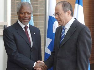 סילבן שלום ומזכ"ל האו"ם קופי אנאן