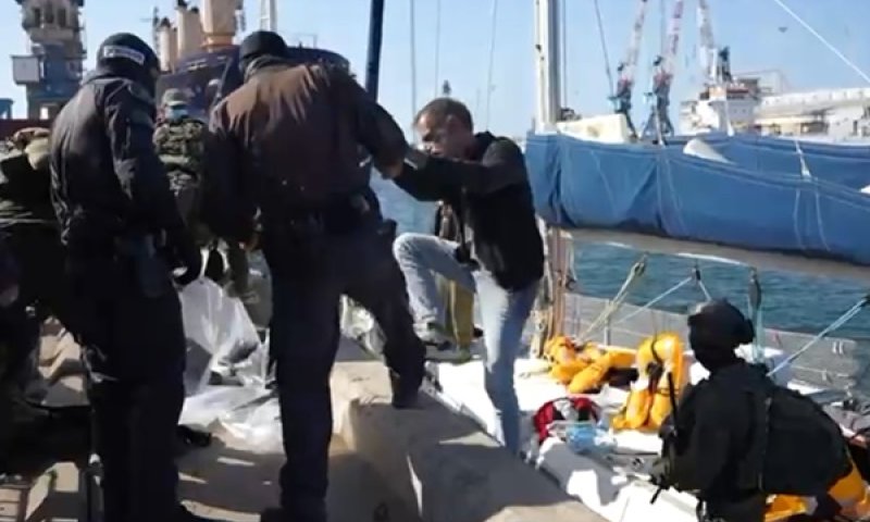 אחד ממשתתפי המשט נעצר בנמל אשדוד, היום [צילום: משטרת ישראל]