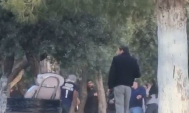 מתפרעים מיידים אבנים [צילום: דוברות המשטרה]