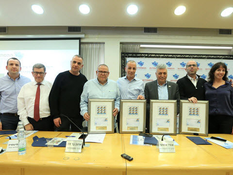 מעצבת הבול מירי ניסטור (מימין), יו"ר אגף הסברה בהסתדרות יניב לוי, יו"ר הסתדרות עובדי המדינה אריאל יעקבי, מנכ"ל ההסתדרות אופיר אלקלעי, יו"ר ההסתדרות ארנון בר דוד, יו"ר ארגון עובדי הדואר שמעון פרג'ון, מנכ"ל דואר ישראל דני גולדשטיין ומנהל השירות הבולאי אלחנן שפירא [צילום: אגף דוברות ההסתדרות]