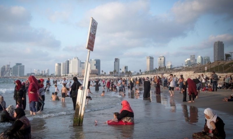 לרגל חג הקורבן, ערבים רבים רחצו בחופי ת"א [צילום: מרים אלסטר/פלאש 90]