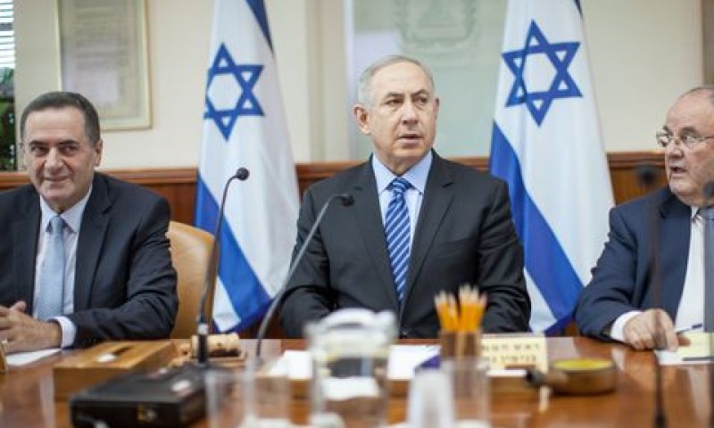 נתניהו בפתח ישיבת הממשלה [צילום: אמיל סלמן]