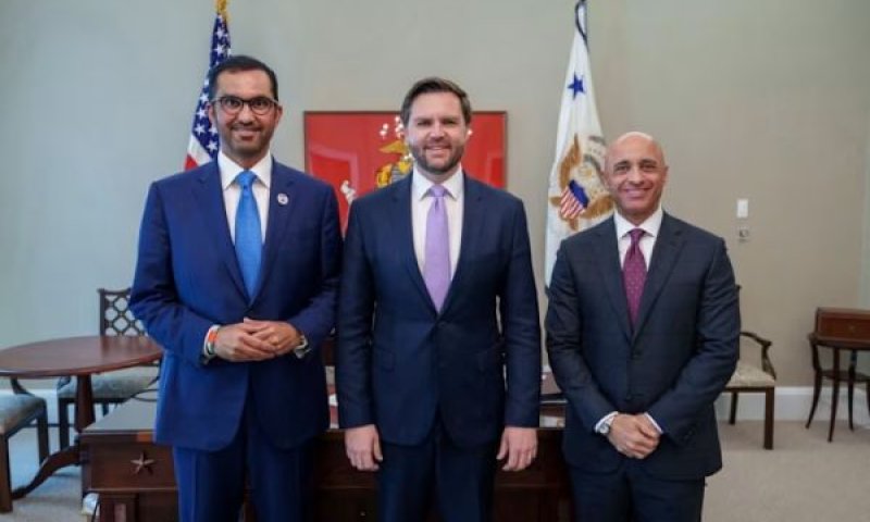 השגריר יוסף אל-עוטייבה, ג'יי די ואנס, סולטן אל-ג'אבר [צילום: שגרירות איחוד האמירויות בארה"ב]