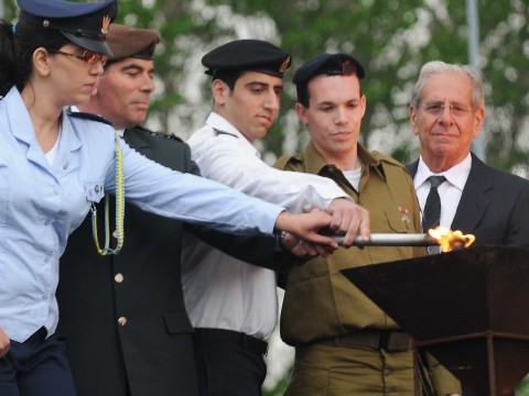 הרמטכ"ל מעלה משואה יחד עם קציני צה"ל בטקס הזכרון. מאחור - מנחה הטקס חיים טופול