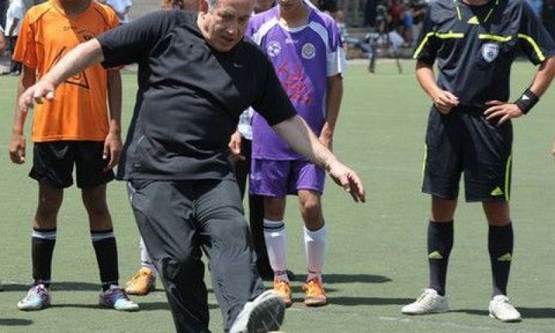 בנימין נתניהו משחק כדורגל בירושלים [צילום: משה מילנר/לע"מ]