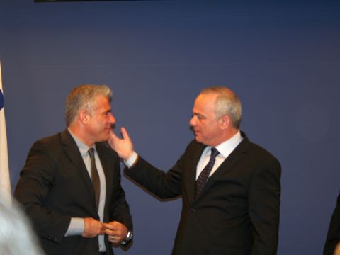 שטייניץ ולפיד במשרד האוצר [צילום: משרד האוצר]
