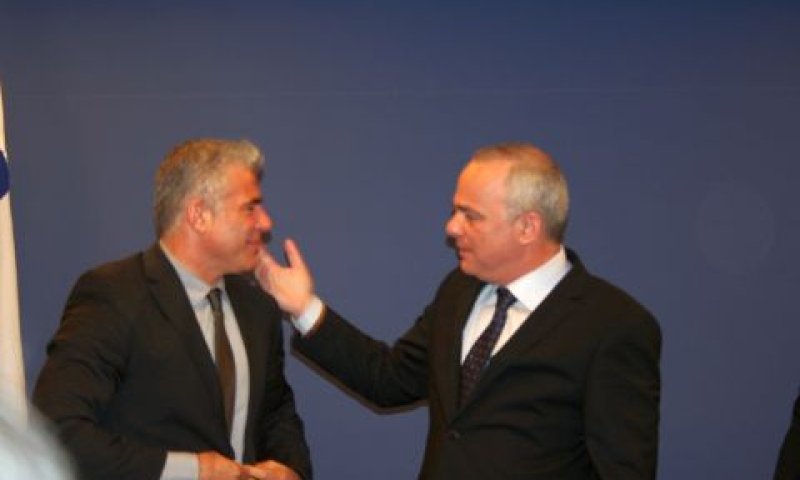שטייניץ ולפיד. "ה-50 טון עברו לכתפיים שלך" [צילום: משרד האוצר]