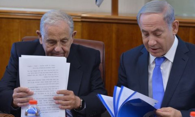 נתניהו ושליחו יוסף צ'חנובר [צילום: קובי גדעון/לע"מ]