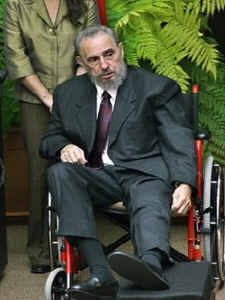 פידל קסטרו בכיסא גלגלים לאחר נפילה ב-2004