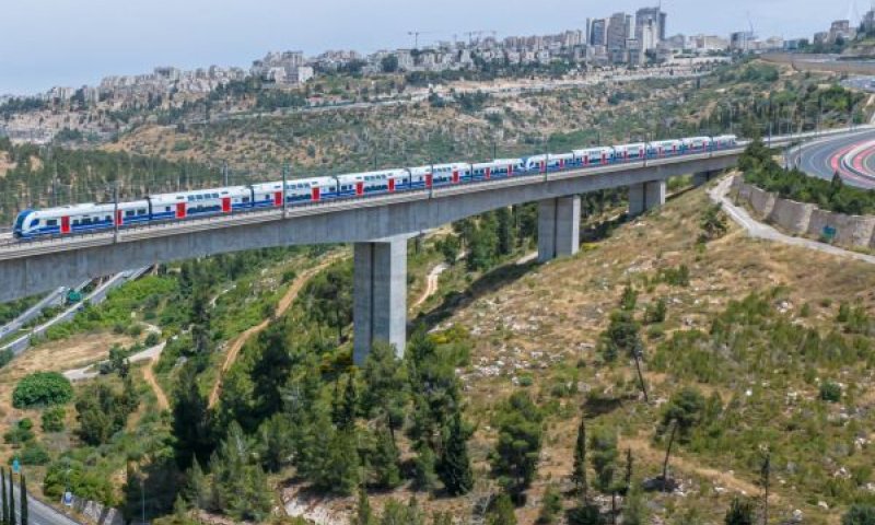 רכבת ארוכה עם 12 קרונות [צילום: טל הפקות וידאו]