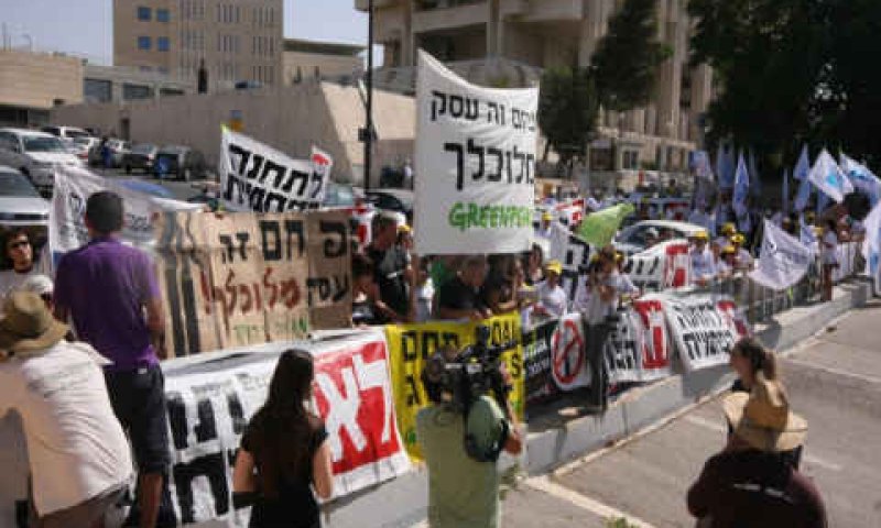 למעלה ממאה תושבים ותיקים בהפגנה [צילום: אייל מורג]