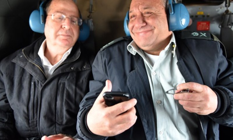אייזנקוט מקבל את ההודעה על מינויו [צילום: אריאל חרמוני]
