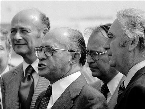 אד קוץ' עם מנחם בגין [ארכיון: AP]