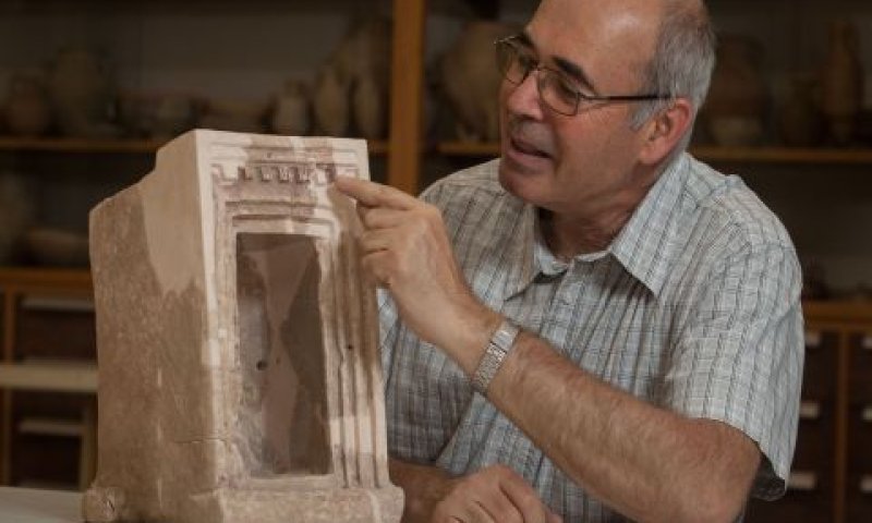 פרופ' יוסף גרפינקל עם כלי פולחן קדום [צילום: האוניברסיטה העברית]
