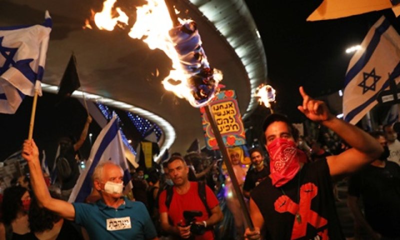 אבנים הושלכו לעבר ניידת משטרה [צילום: אוליביה פיטוסי, פלאש 90]