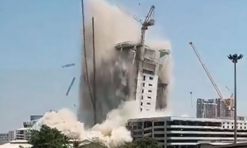 קריסה של אחד הבניינים [צילום: שימוש לפי סעיף 27א לחוק זכויות יוצרים]