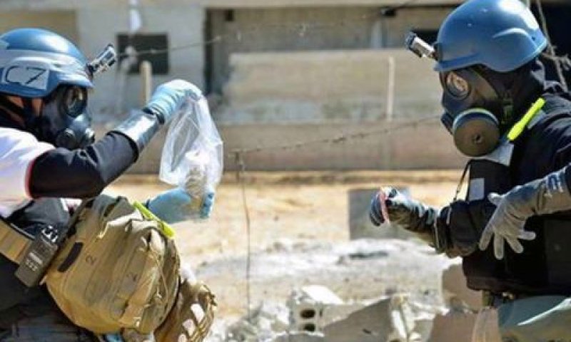 פקחי או"ם אוספים דגימות בסוריה [צילום: AP]