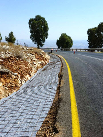 עבודות ניקוז בכביש בגליל המערבי [צילום: באדיבות חברת נתיבי ישראל]