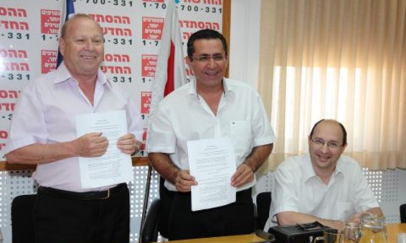 וסרמן ועיני במעמד החתימה על ההסכם, היום [צילום: יח"צ]