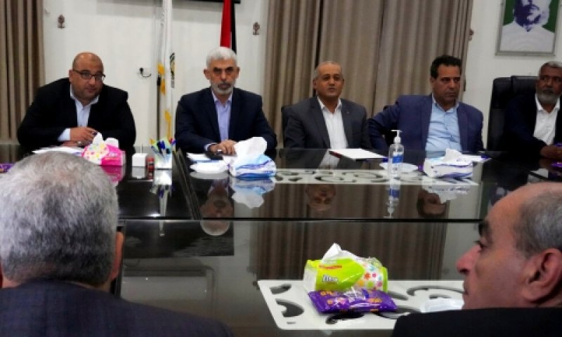 פגישת הפלגים הפלשתיניים בלשכת סינוואר בעזה, היום [צילום: עדל חנא, AP]
