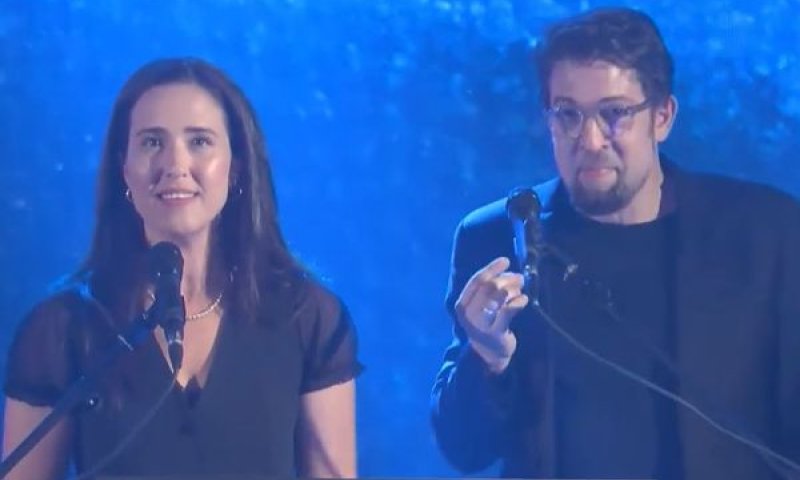 מנחי טקס הזיכרון הישראלי פלשתיני [צילום: מן הטלוויזיה]