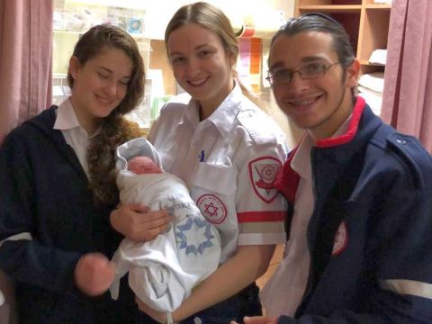צוות אמבולנס מד"א מתחנת מודיעין [צילום: דוברות מד"א]