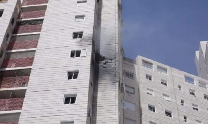פגיעה ישירה בבניין מגורים באשקלון [צילום: מרק ישראל סלם]