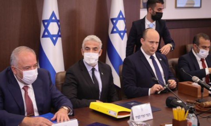בנט בישיבת ממשלה [צילום: אלכס קולומויסקי/פלאש 90]