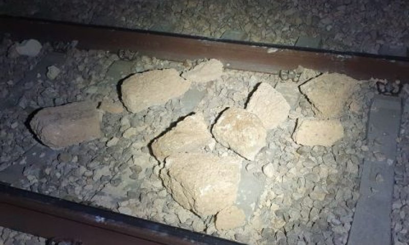 הסלעים על המסילה לאחר פגיעת הרכבת [צילום: דוברות המשטרה]