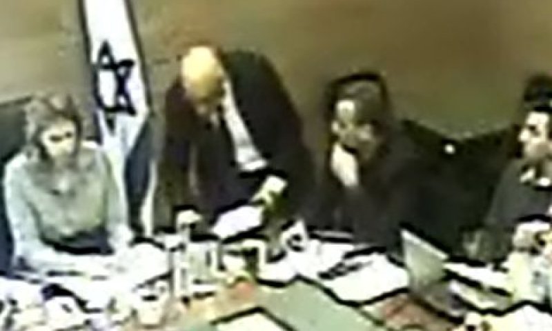 יצחקי (במרכז) דופק על השולחן מול היו"ר עדי קול [צילום: שידור וידאו]