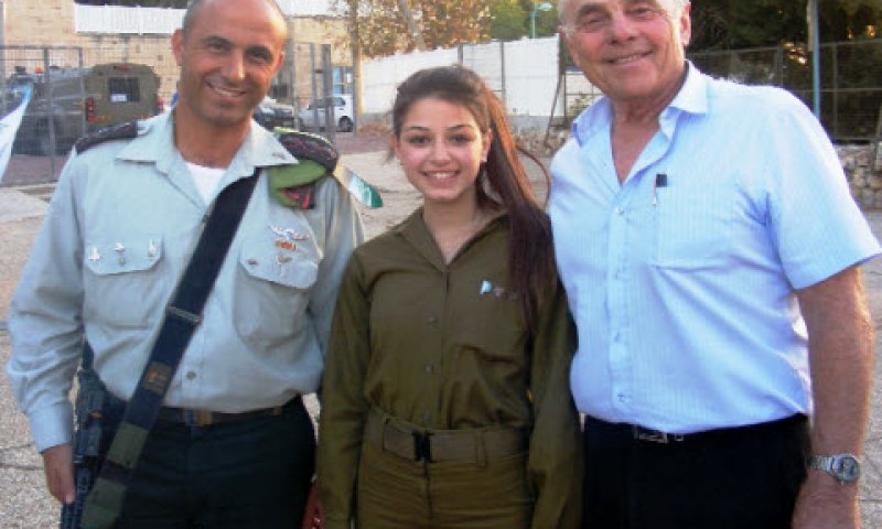 משמאל לימין: המח"ט אל"מ ציון רצון, החיילת נגה שנבחרה כמצטיינת סמח"ט, ונשיא המרכז האקדמי כרמל, פרופ' נחום ביגר [צילום: מרכז אקדמי כרמל, יחסי צבור]