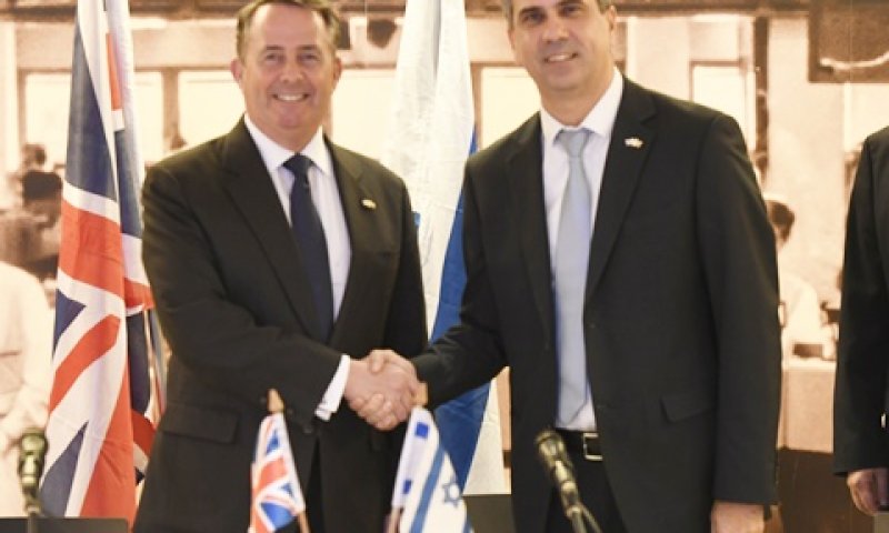 השר כהן ושר המסחר הבריטי ליאם פוקס [צילום: חורחה נובומינסקי, לע"מ]