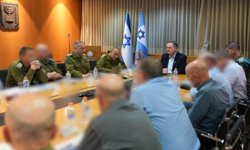 כ"ץ בדיון חירום. "כל מי שיחדור ייפגע"[צילום: אלעד מלכה, משרד הביטחון]