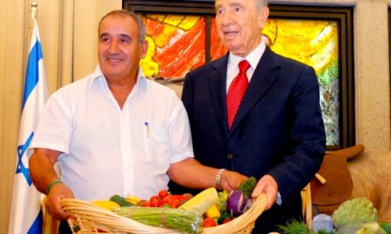 הנשיא פרס מקבל סלסלת ביכורים