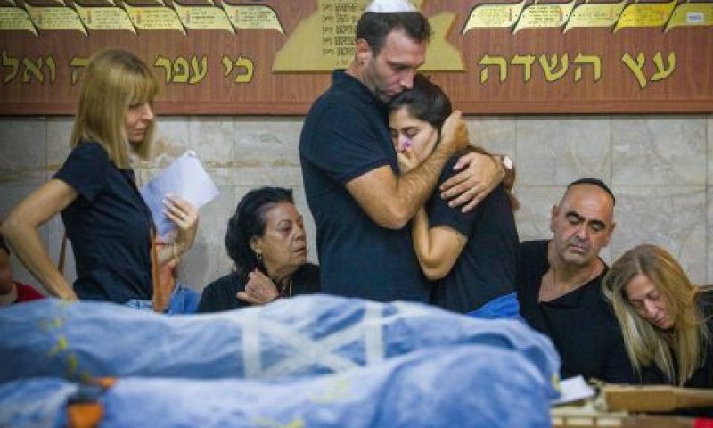הלוויית הודיה ותאיר דוד שנרצחו בפסטיבל המוזיקה [צילום: פלאש 90]