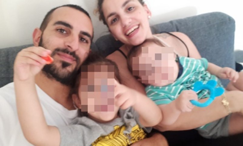 יותם עובדיה ז"ל ומשפחתו בצילום אחרון [צילום: באדיבות המשפחה]