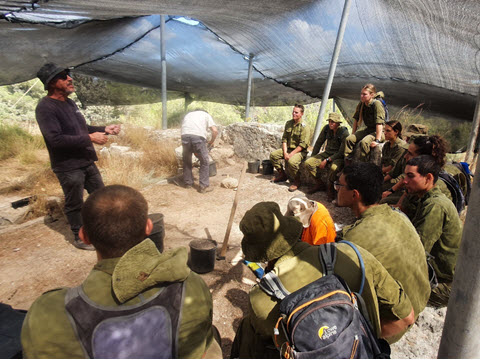איסי קורנפלד מרשות העתיק בהדרכה של החיילים לפני העבודות [צילום: גלעד שטרן, רשות העתיקות]