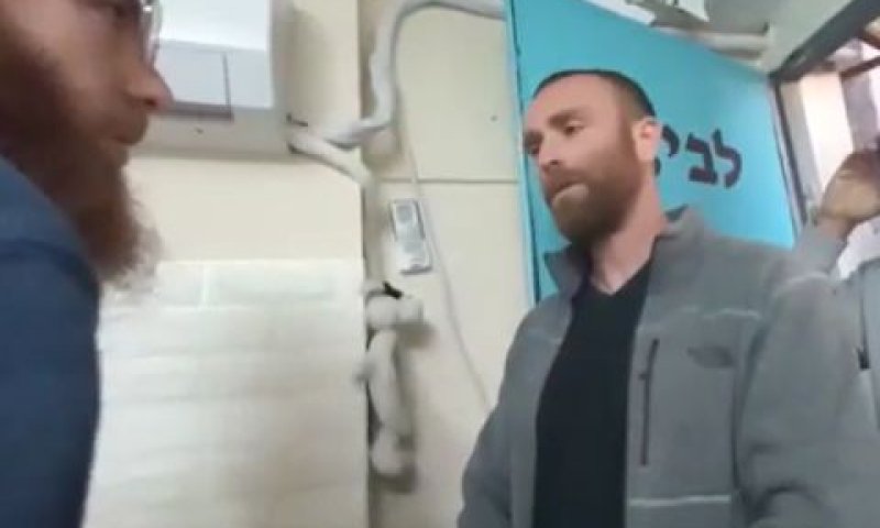 בלש עוצר את אחד הפעילים [צילום: תנועת חוזרים להר]